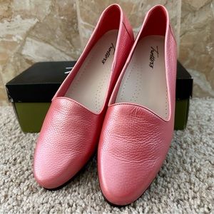 Trotters Liz Tumbled Coral Loafer Size 8.5 Wide